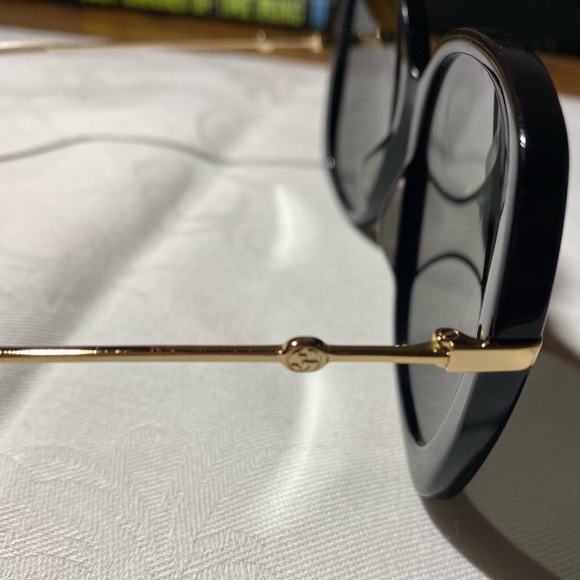 Gucci sunglasses! Rarely worn! Store bought. main image 10